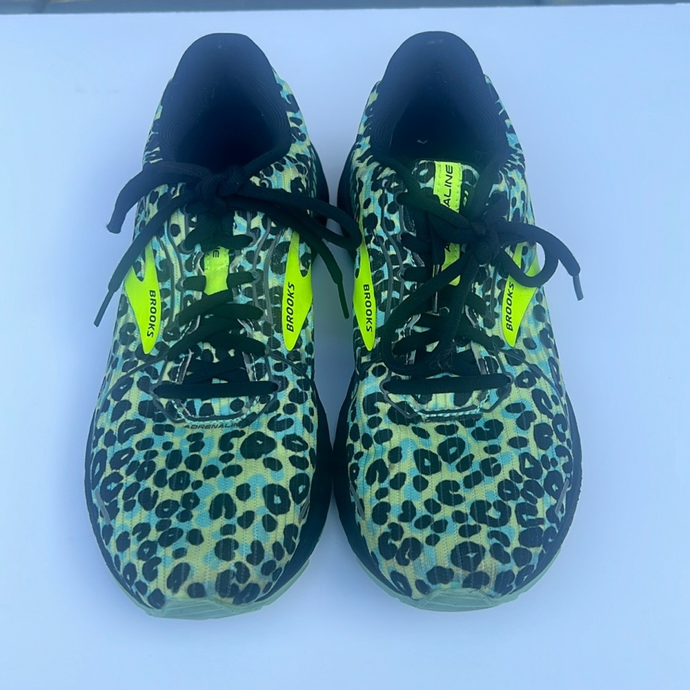 Brooks women’s Adrenaline green cheetah running/fitness sneakers size 9.